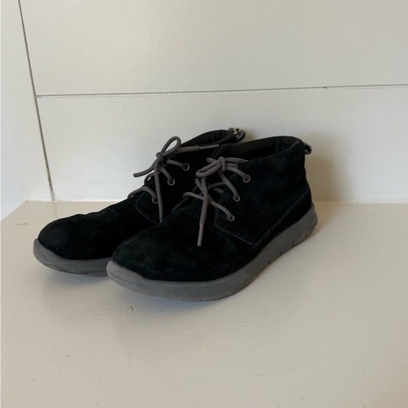 UGG Threadlite by UGG Black Suede size 2 black - Picture 5 of 6